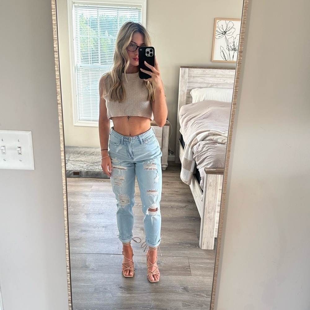 Size 1R/W25- Hollister ultra high-rise mom jean- light distressed wash.